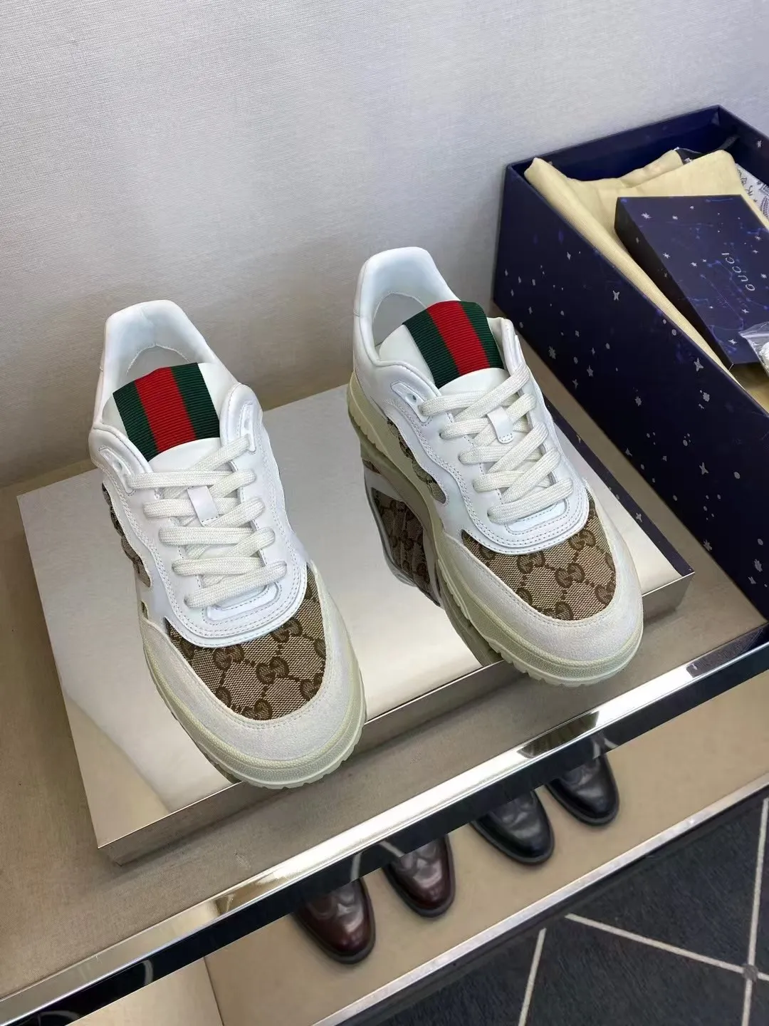 P420 new men's shoes GUCCI [Lightning] latest shoes are shipped. Original quality, fashionable, made of special materials, sheepskin lining, brand new packaging. The foot feels super comfortable and the workmanship is impeccable. Size: Male 38-45.